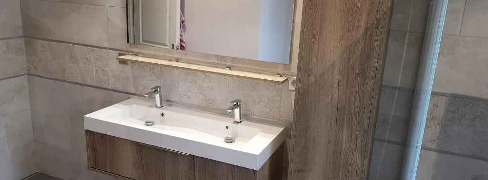 lavabo dans une salle de bain